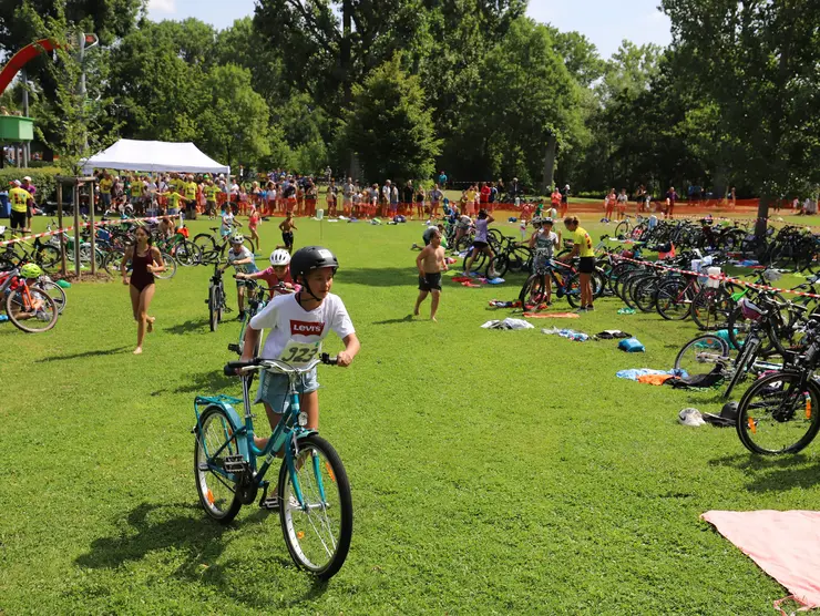 Kinder und Fahrräder beim Schultriathlon im Sommerbad Scherbsgraben