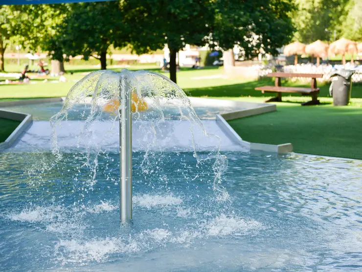 Wasserspiel im Sommerbad Fürth; Klick wechselt zum Veranstaltungstipp.