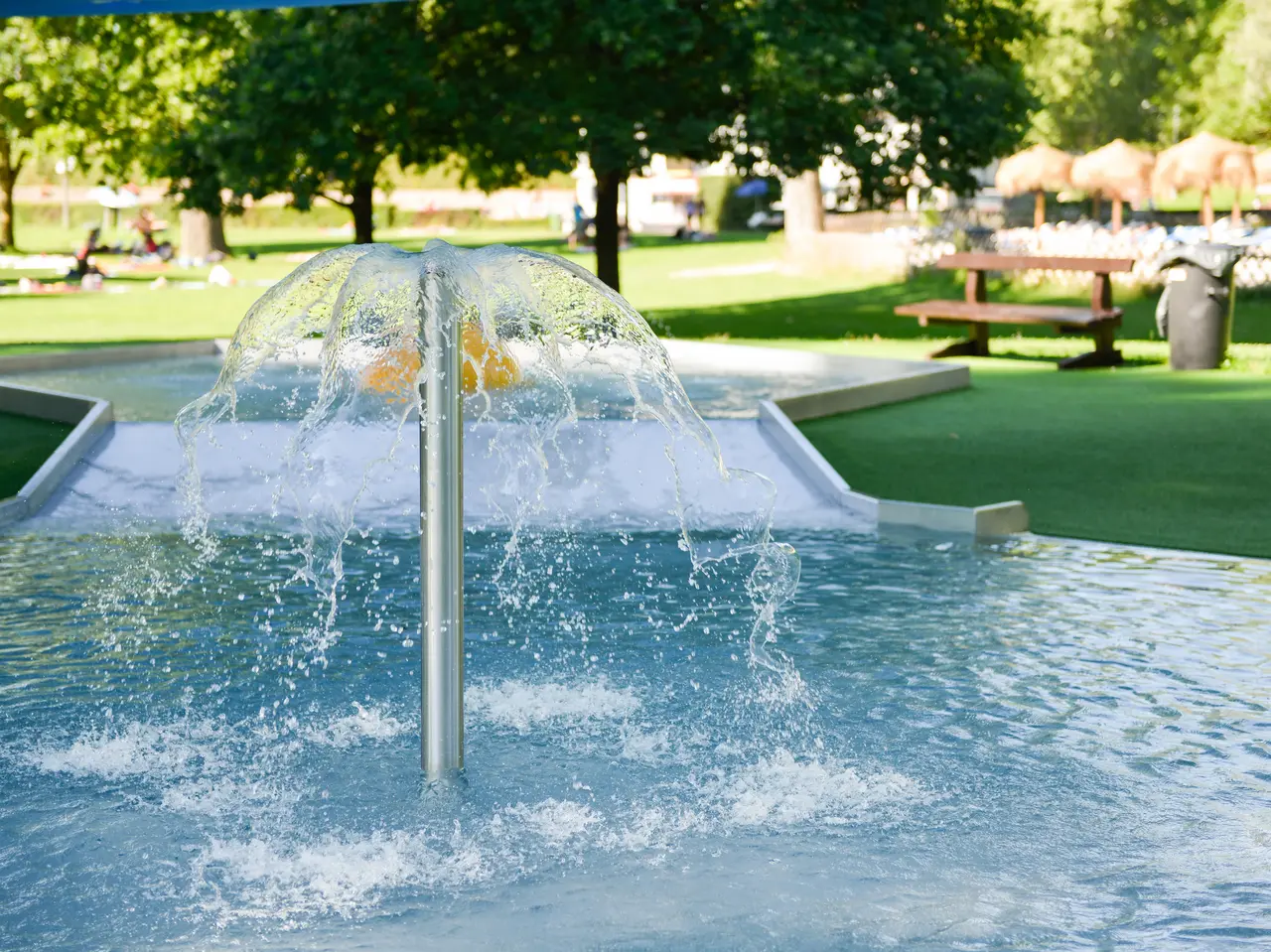 Wasserspiel im Sommerbad Fürth; Klick zeigt Bild in größerer Darstellung.