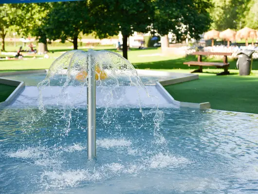 Wasserspiel im Sommerbad Fürth; Klick wechselt zum Veranstaltungshinweis.