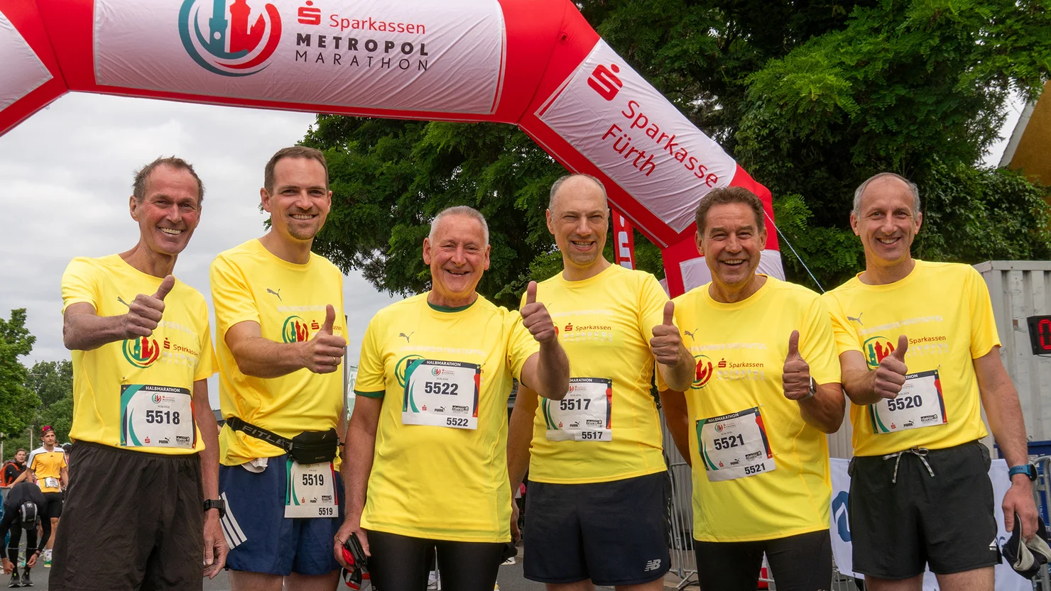 Genannte Personen am Startbogen des Sparkassen Metropol Marathons.