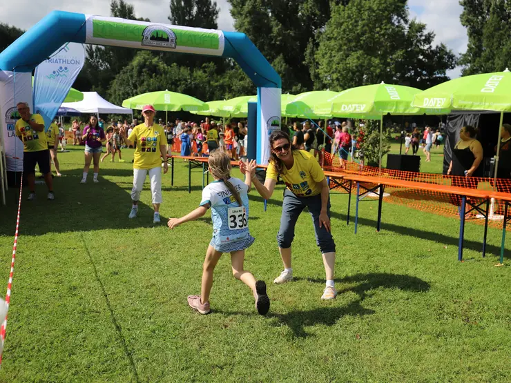 Mädchen beim Zieleinlauf 