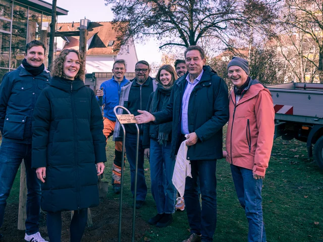 Gruppenfoto der handelnden Personen bei der Auszeichnung. Klick öffnet die Meldung.