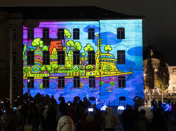 Beleuchtetes Haus. Klick macht Bild größer.