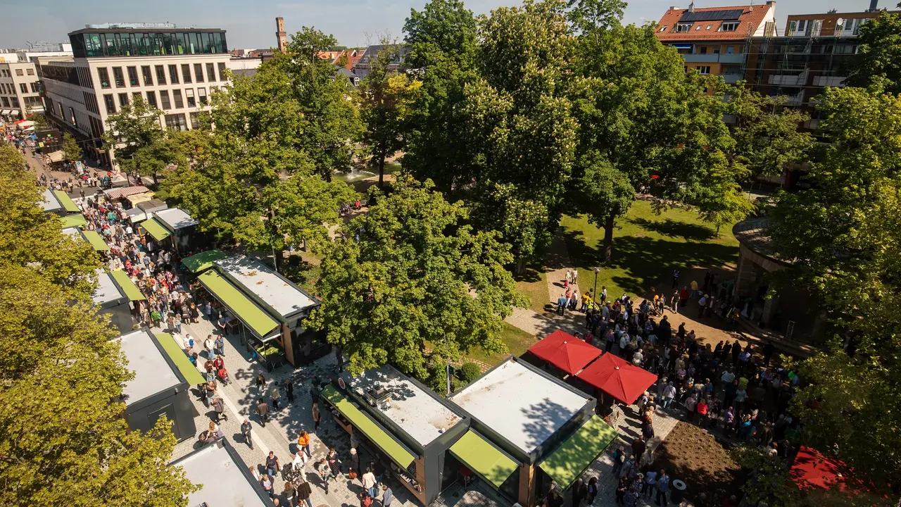 Zahlreiche Menschen strömen durch den Fürther Markt.
