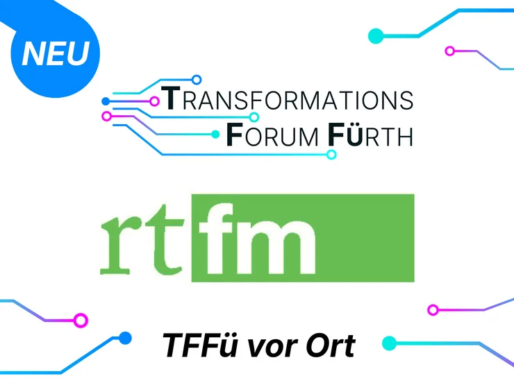 Logo des Transformationsforums Fürth mit dem Schriftzug 'rtfm' auf grünem Hintergrund und dem Text 'TFFü vor Ort' in kursiver Schrift, umgeben von stilisierten Leiterbahnen in Blau, Türkis und Pink sowie einem blauen Kreis mit dem Wort 'NEU'