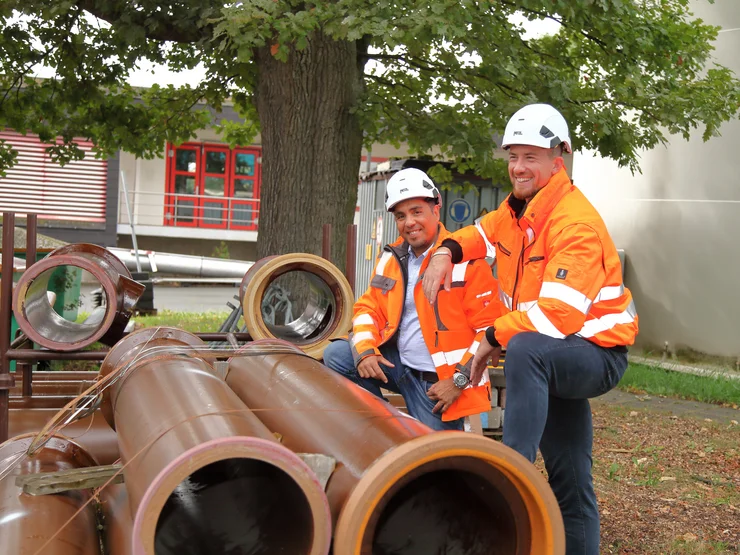 Zwei Bauingenieure bei der Arbeit im Freien. 
