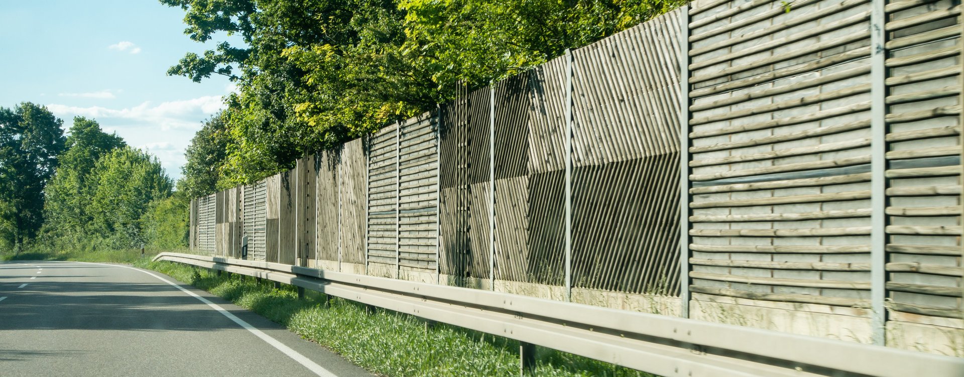 Lärmschutzwand Lärmschutzwand am Straßenrand