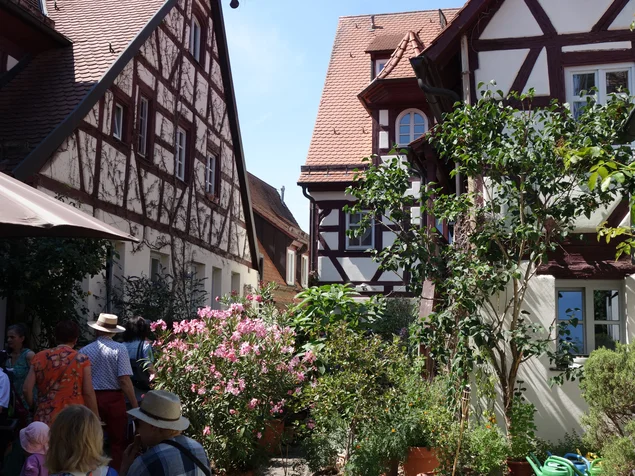 Innenhof mit Fachwerkfassaden und zahlreichem Publikum