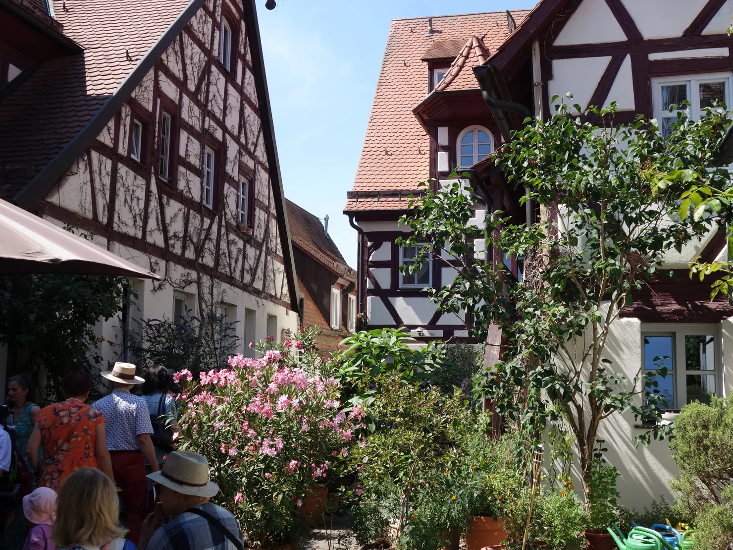 Innenhof mit Fachwerkfassaden und zahlreichem Publikum