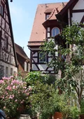 Innenhof mit Fachwerkfassaden und zahlreichem Publikum
