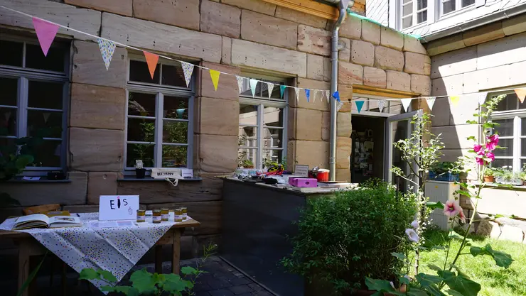 Geschmückter Hof mit Ständen während des Hofflohmarkts