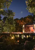 Publikum vor der Bühne im nächtlichen Stadtpark, Klick öffnet Bild in größerer Ansicht