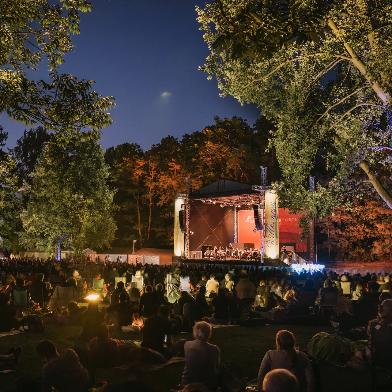 Sparda-Bank Classic Night Publikum vor der Bühne im nächtlichen Stadtpark, Klick öffnet Bild in größerer Ansicht