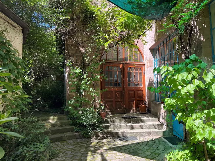 Ein Innenhof mit viel Grün