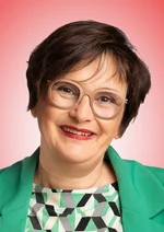 Porträtaufnahme der Stadträtin vor weiß-rotem Hintergrund