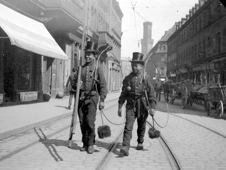 Schornsteinfeger in der Schwabacher Straße, eine schwarz-weiß Aufnahme.