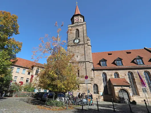 Kirche St. Michael, links daneben das Gebäude des Kindergartens Storchennest. Klick öffnet die Meldung.