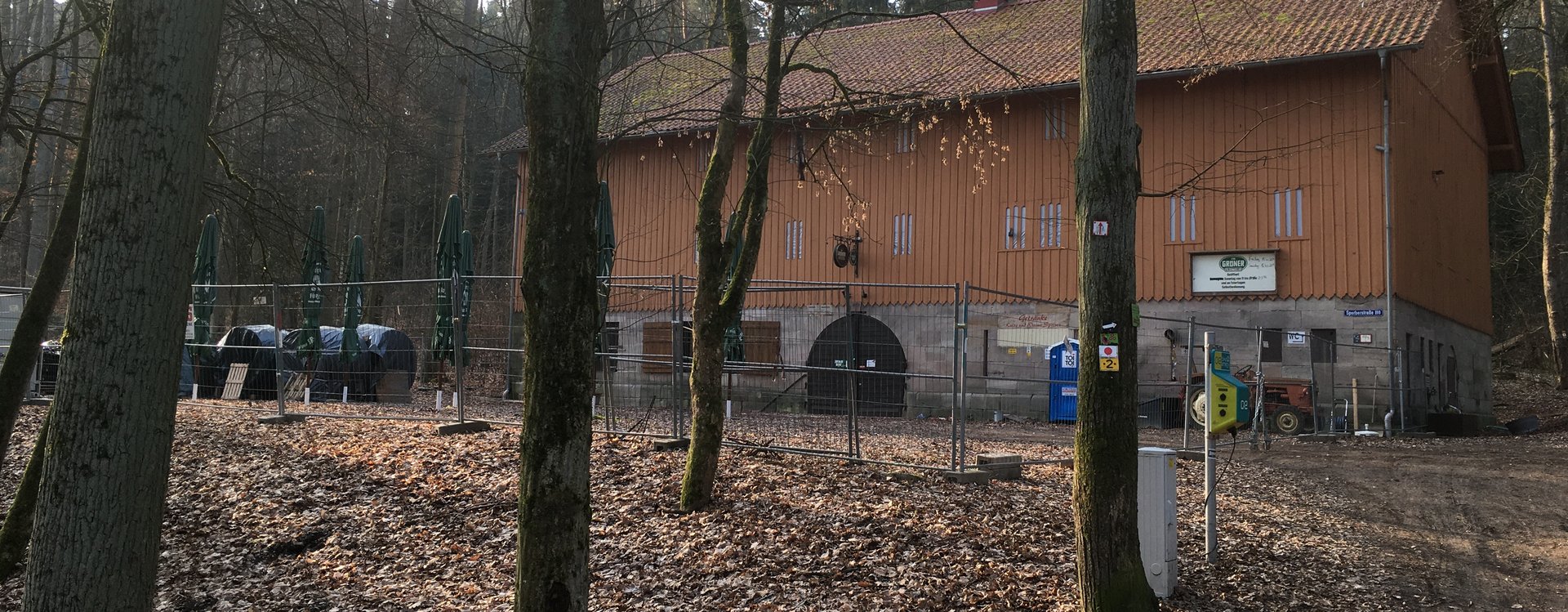 Blick auf den herbstlichen Felsenkeller im Stadtwald