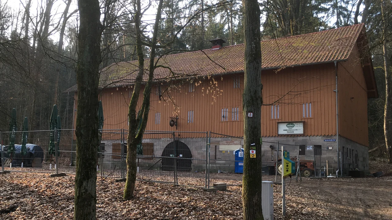 Blick auf den herbstlichen Felsenkeller im Stadtwald