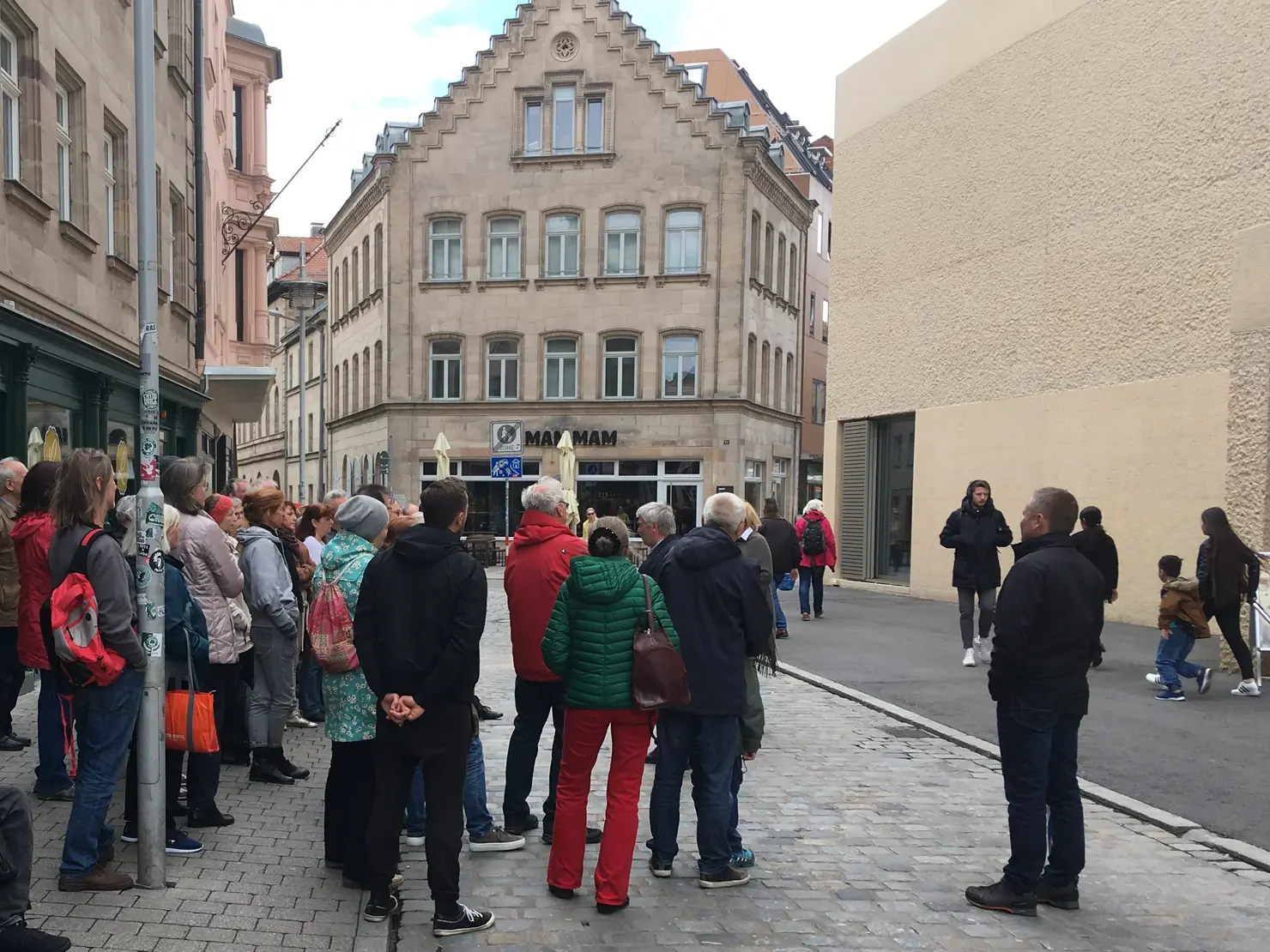Eine Gruppe Menschen besichtigt das neue Ludwig Erhard Zentrum.