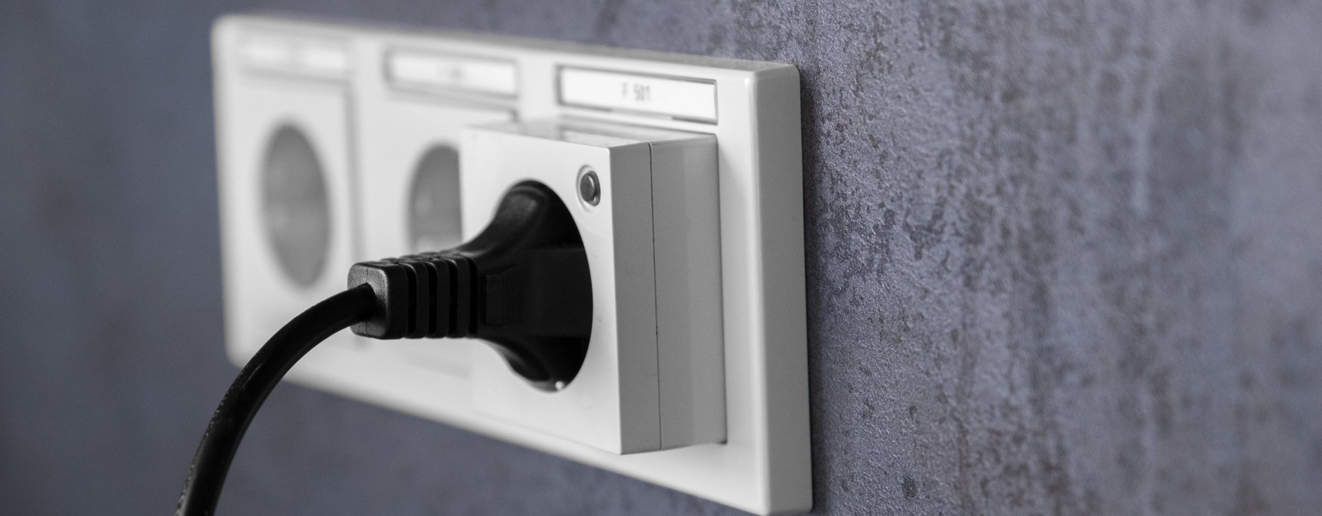 Strom sparen Stecker in Steckdose