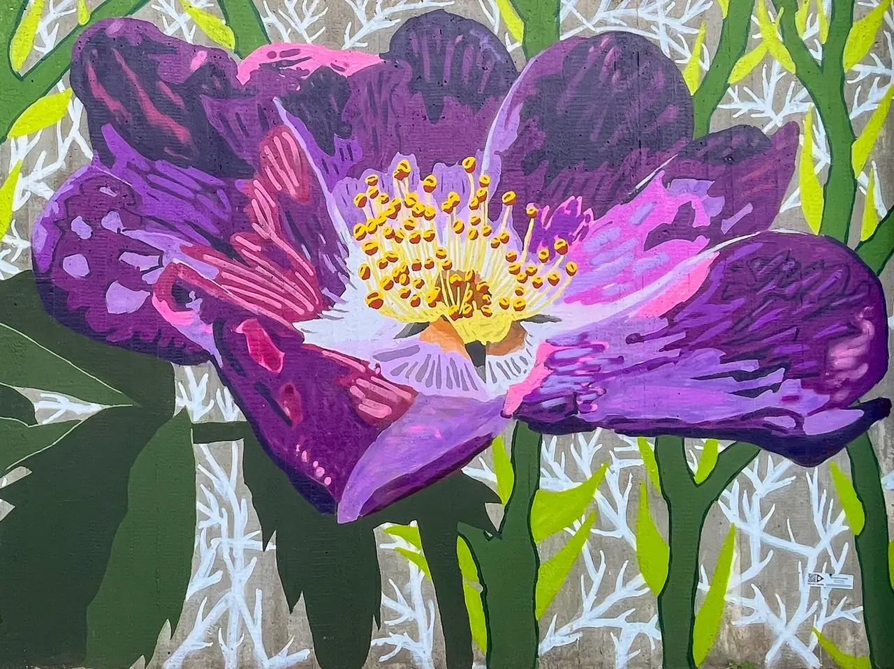 "Um dieser"Rose Willen" ist der Titel des Werkes von Guy Palumbo, das eine violette Rose an einer etwa ein Meter hohen Betonwand zeigt.