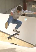 Skater führt einen Trick durch.