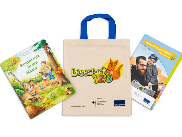 Stofftasche mit Aufdruck "Lesestart 1-2-3" und zwei Kinderbücher, eines mit Titel "Komm mit in die Natur" Klick öffnet die Meldung.