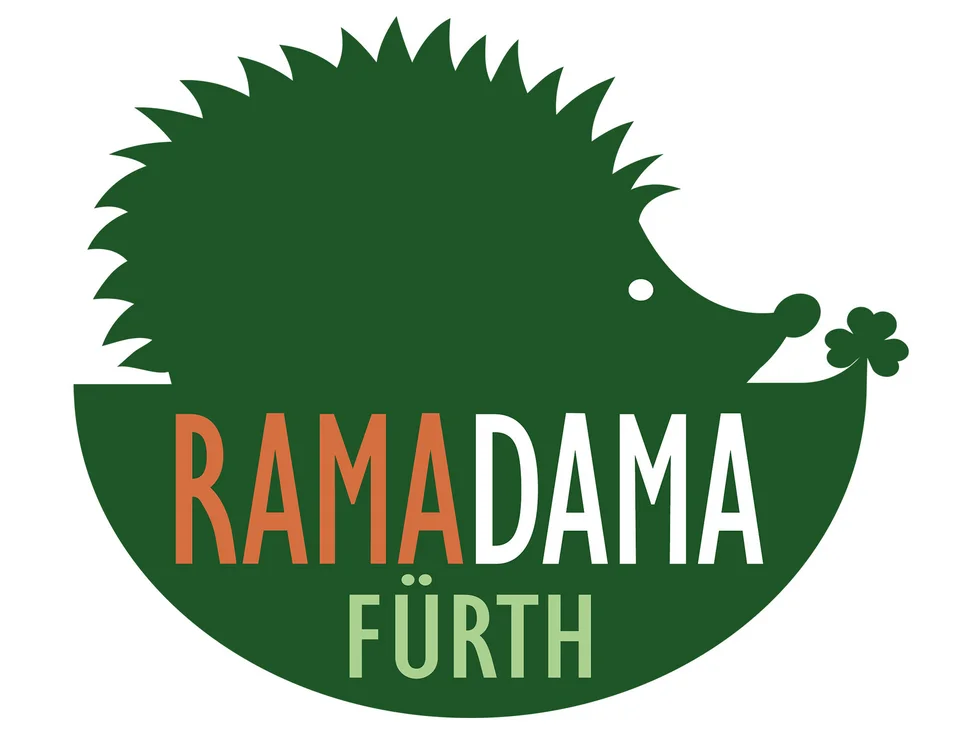 Grüner Igel mit Kleeblatt und Schriftzug 'RAMADAMA FÜRTH'.
