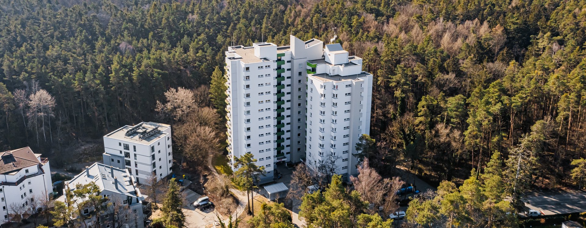 Saniertes Hochhaus der WBG in der Heilstättenstraße, Drohnenaufnahme