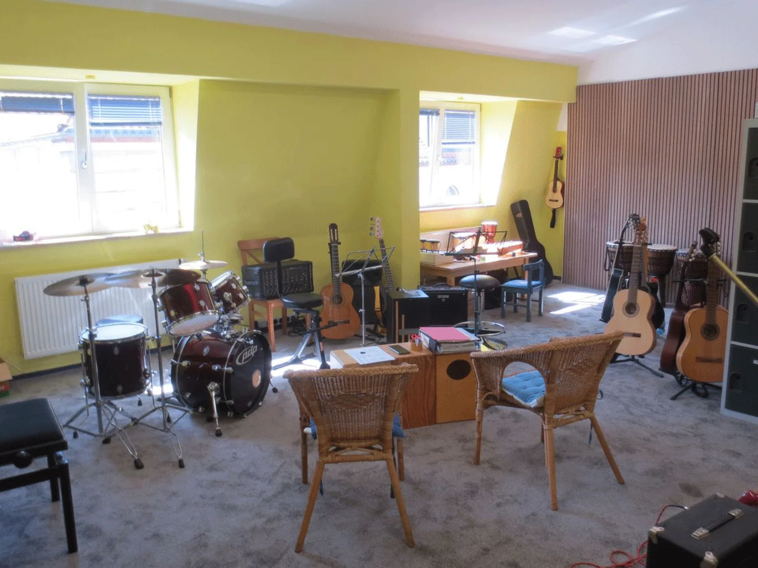 Der Musikraum mit einer Vielzahl an Instrumenten.