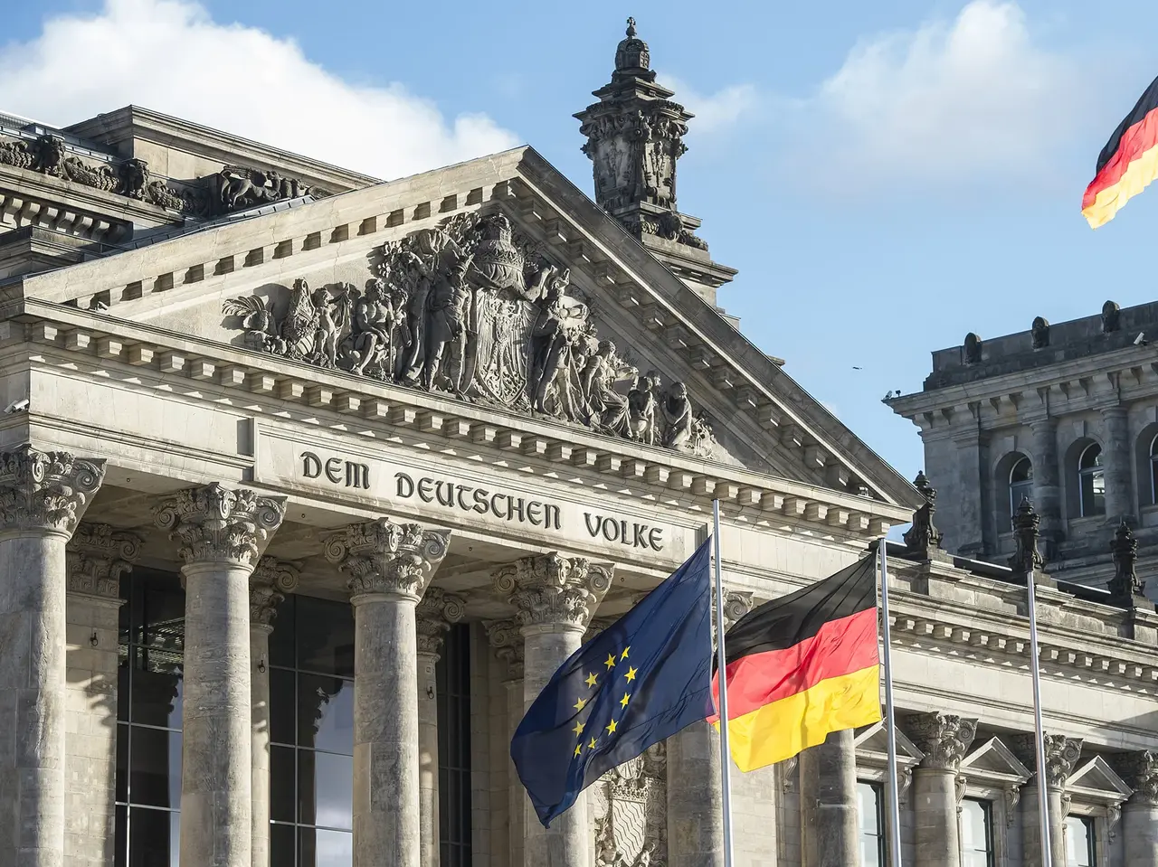 Reichstagsgebäude mit deutscher und europäischer Fahne. Klick öffnet Bild in größerer Ansicht.