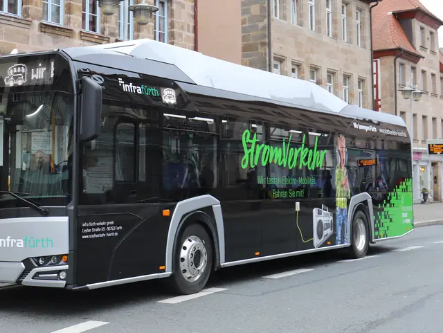 E-Bus an der Haltestelle Rathaus; Klick zeigt Bild in größerer Darstellung.