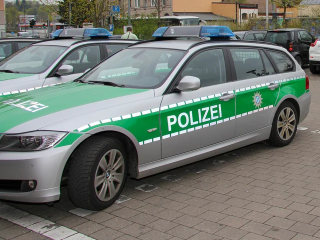Silberner Kombi mit grünem Streifen und Aufschrift „Polizei“ auf dem Parkplatz vor der Polizeiinspektion Fürth. Klick öffnet die Meldung.