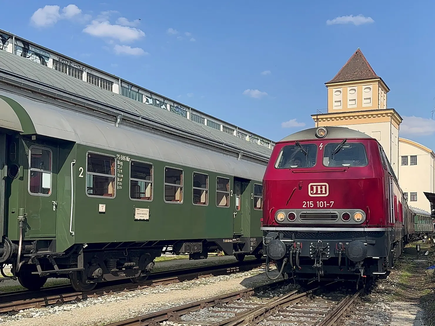 Diesellok 215 101 und historische Reisezugwagen