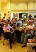 Teilnehmerinnen und Teilnehmer eines Workshops folgen einem Vortrag