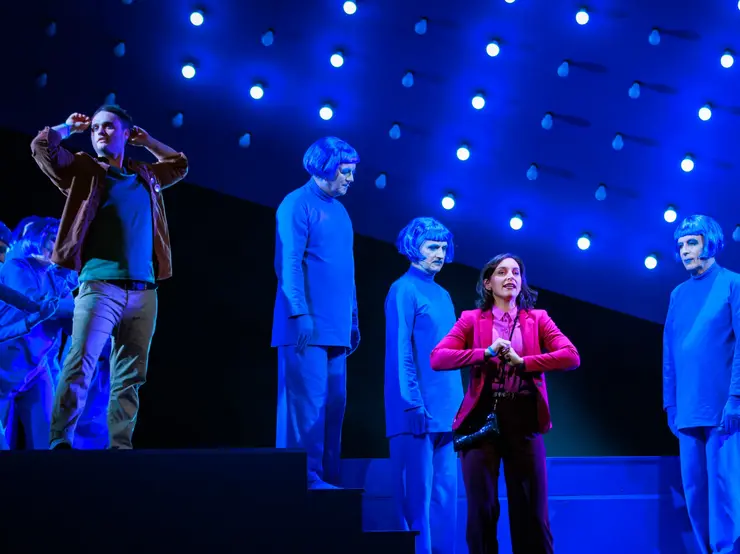 In blaues Licht getauchte Schauspielerinnen und Schauspieler. Klick öffnet Veranstaltungshinweis.