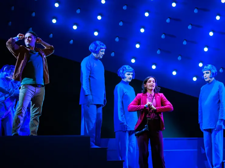 In blaues Licht getauchte Schauspielerinnen und Schauspieler. Klick öffnet Veranstaltungshinweis.