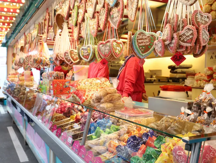 Kärwa-Bude mit Lebkuchen-Herzen und anderen Süßigkeiten; Klick öffnet Detailansicht.