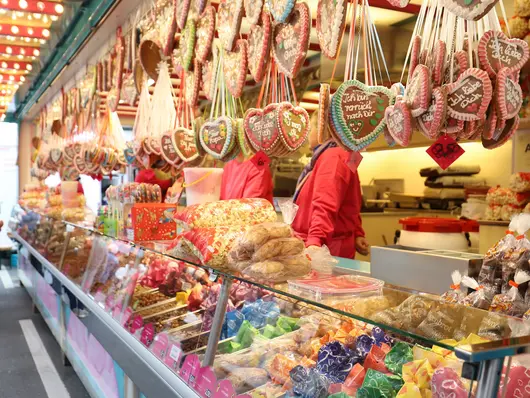 Kärwa-Bude mit Lebkuchen-Herzen und anderen Süßigkeiten; Klick öffnet Detailansicht.