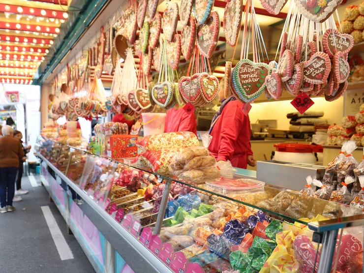 Kärwa-Bude mit Lebkuchen-Herzen und anderen Süßigkeiten; Klick öffnet Veranstaltungstipp.