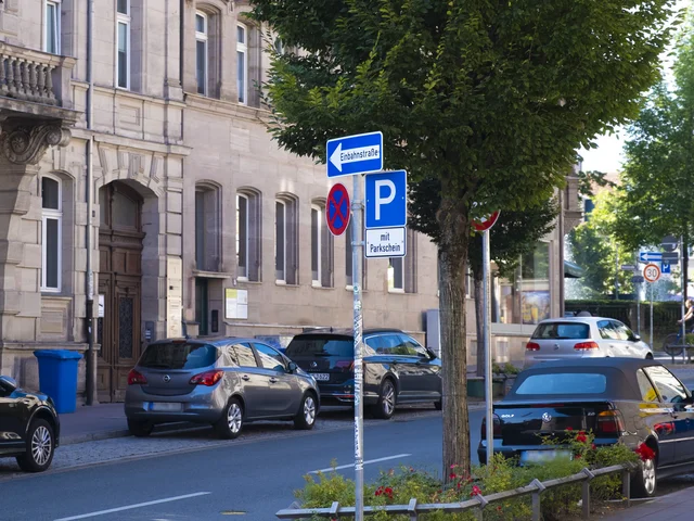 Autos parken entlang der Friedrichstraße Klick öffnet die Meldung.
