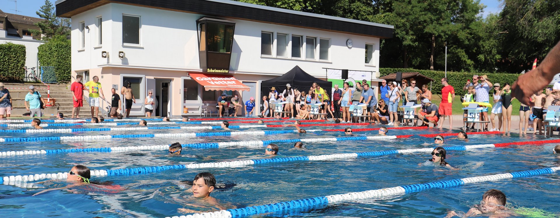 Schwimmende Kinder beim Schultriathlon im Jahr 2022