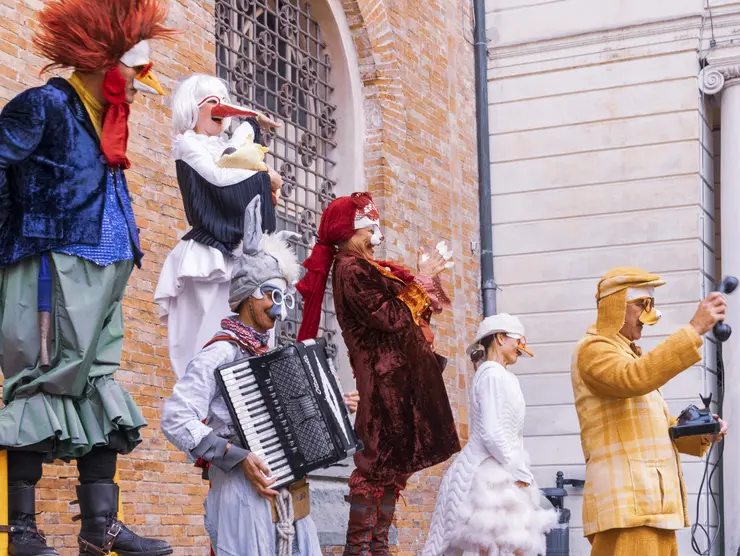 Gruppe phantasievoll kostümierter Schauspielerinnen und Schauspieler.
