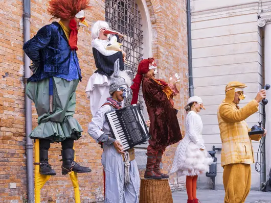 Gruppe phantasievoll kostümierter Schauspielerinnen und Schauspieler.