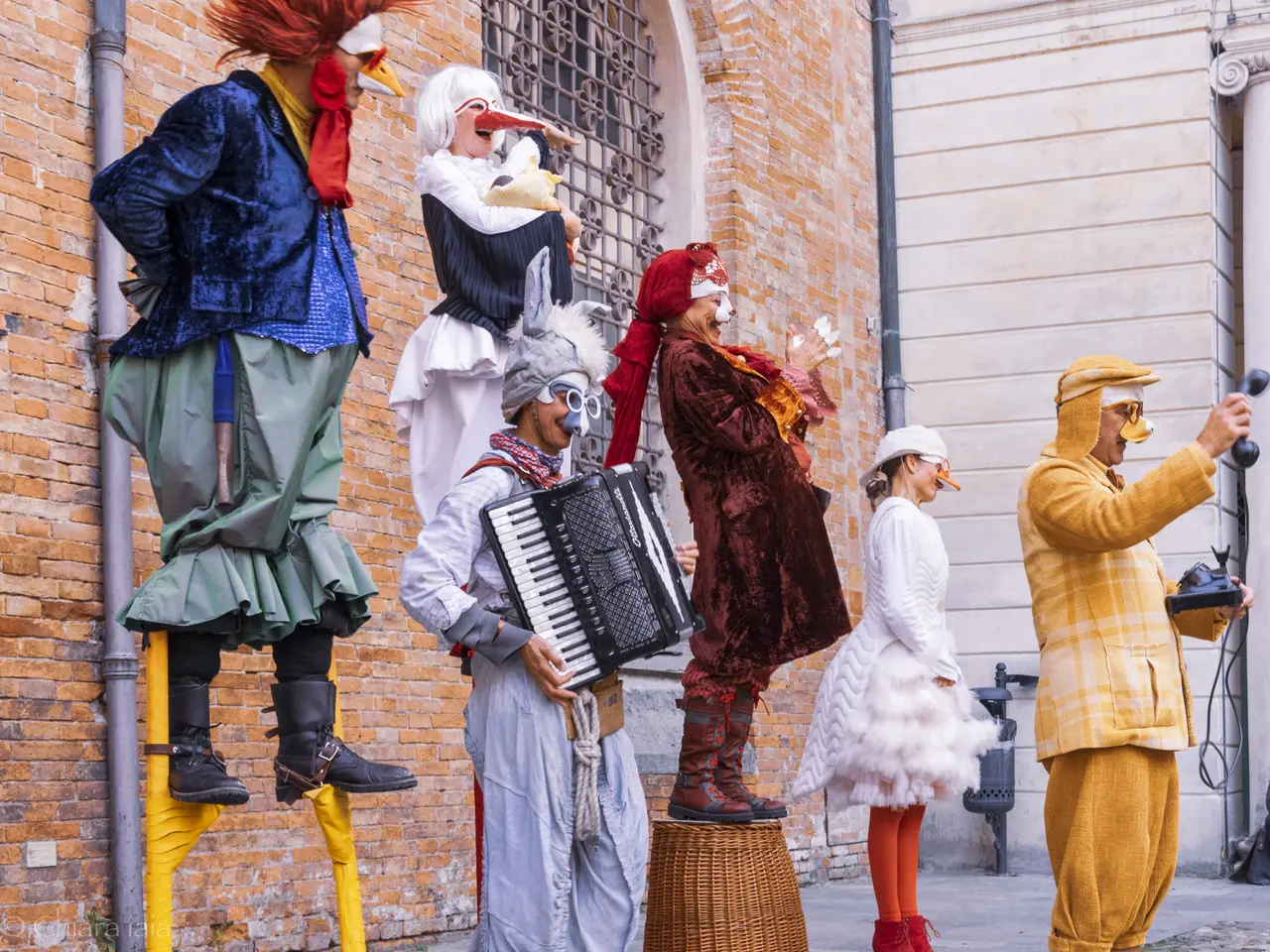 Gruppe phantasievoll kostümierter Schauspielerinnen und Schauspieler.