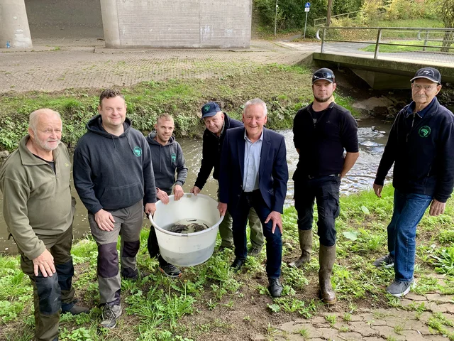 Vertreter des Fishcereivereins und Jung an der Zenn. Klick öffnet die Meldung.