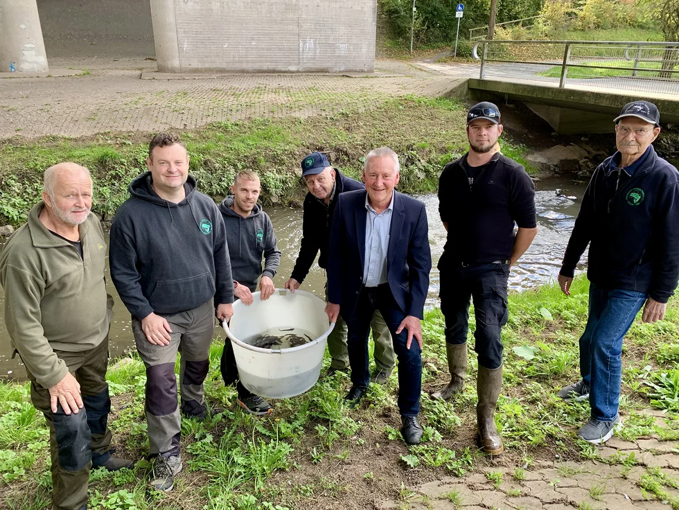 Vertreter des Fishcereivereins und Jung an der Zenn. 