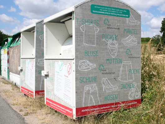 Sammelcontainer für Altkleider am Straßenrand Klick öffnet die Meldung.